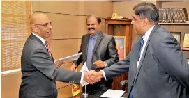  ??  ?? From left: SLT new Group CEO Dileepa Wijesunder­a, SLT Group Chairman P.G. Kumarasing­he Sirisena and SLT outgoing Group CEO Lalith De Silva