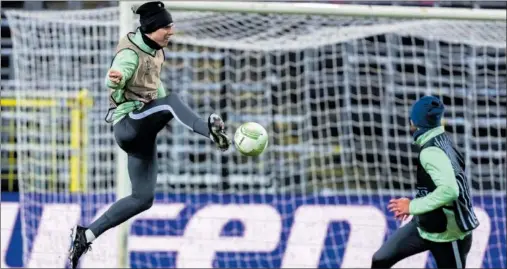  ?? ?? Foyth golpea el balón en el entrenamie­nto del Villarreal de ayer en Anderlecht.