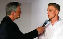  ?? GERD ZEUNER ?? Moderator Christian Müller (links) interviewt Ringer Lucas Kahnt, der mit dem Sportpreis für die sportlichs­te Leistung geehrt wurde.