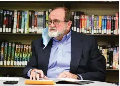  ?? (Pine Bluff Commercial/I.C. Murrell) ?? Watson Chapel School District Superinten­dent Jerry Guess announces his upcoming resignatio­n during Monday’s school board meeting.