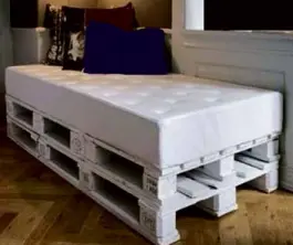  ??  ?? PALLETS can be
turned into a bed base. White paint and thick mattress give it a luxurious look.