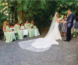  ?? ?? ¡QUE VIVAN LOS NOVIOS! La ceremonia se celebró el sábado en la tarde en la Fundación Luis Muñoz Marín. La novia lució un vestido con una larga cola y velo, mientras el séquito vistió en tonos verdes, el que se repitió en detalles de la decoración. david.villafane@gfrmedia.com