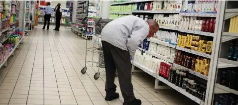  ?? SIPHIWE SIBEKO Reuters ?? A CUSTOMER shops at a Pick n Pay store in Johannesbu­rg. The South African economy ended last year on a weaker footing. |