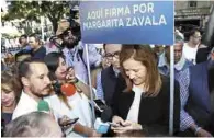  ??  ?? Apoyo. Margarita Zavala informó en sus redes sociales que estuvo juntando firmas en Guadalajar­a.