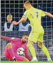  ?? DPA-BILD: LUKATSKY ?? Torgefährl­ich: Andrej Jarmolenko (rechts)