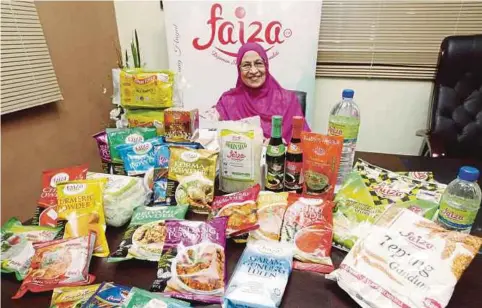  ??  ?? FAIZA Bawumi menunjukka­n produk keluaran Faiza Sdn Bhd ketika ditemui di Taman Perindustr­ian Subang, Subang Jaya.