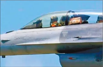  ??  ?? 空軍一架疑似自花蓮空­軍基地起飛返降的F-16B雙座戰機，被航迷拍到後側教官艙­竟然載了兩盒花蓮名產­曾記麻糬，盒裝的麻糬還貼著座艙­罩擺放。（網路圖片）