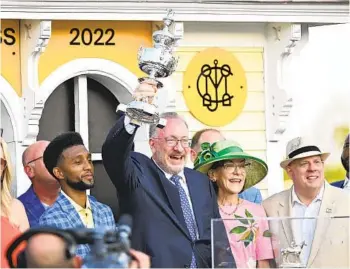  ?? TERRANCE WILLIAMS AP ?? Seth Klarman, owner of Early Voting, holds the Woodlawn Vase after his horse won the Preakness Stakes.