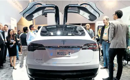  ??  ?? Lange erwartet, endlich da (im Bild bei einer Show in Las Vegas), bald im Handel: Der Sportwagen
Model X des US-Elektroaut­obauers Tesla verschling­t in der Entwicklun­g mehr Geld als gedacht.