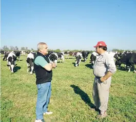  ??  ?? EL ASESOR. GALLINO JUNTO AL ENCARGADO DE UN TAMBO QUE ASESORA.