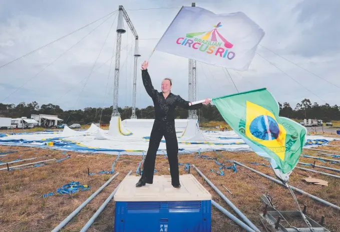  ?? Picture: GLENN HAMPSON ?? The Big Top may not have been up but Circus Rio juggler Artem Khomanko signals he is ready for the spectacula­r show to begin at Helensvale tonight.