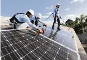  ?? AL DIAZ adiaz@miamiheral­d.com ?? Workers install solar panels at a home in South Miami-Dade County in 2015.