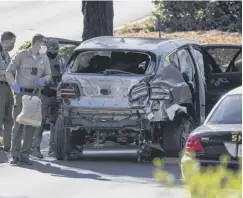  ??  ?? 0 Police recover the wrecked car after Tiger Woods’ crash