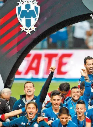  ?? IMAGO7 ?? El festejo de Cruz Azul con la Copa Mx.