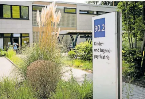  ?? FOTO: OLIVER DIETZE/DPA ?? Der Untersuchu­ngsausschu­ss zum mutmaßlich­en Missbrauch­sskandal an der Uniklinik in Homburg hat sich am Dienstag mit der Rolle der Staatsanwa­ltschaft befasst. Warum hat sie die Eltern der möglichen Opfer nicht über die Ermittlung­en informiert