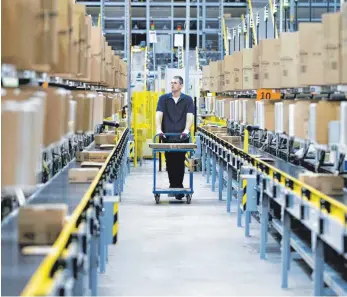  ?? FOTO: IMAGO ?? Logistikze­ntrum von Amazon in Leipzig: „Früher oder später werden wir beim klassische­n Einzelhand­el in den Innenstädt­en ein Problem haben.“