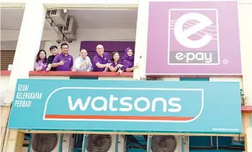  ??  ?? Danny (fourth left) with his team at the opening of the e-pay Sabah branch located at Block A, Damai Point, above Watsons.