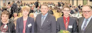  ?? BILD: WOLFGANG EHRECKE ?? Die erfolgreic­hen Auszubilde­nden (von links): Dirk Boer, Ayleen Giesmann und Janik Eiting (2.v.r.) und mit den Ausbildern Ralf Borgmann und Detlef Helmers.