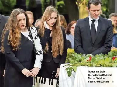  ??  ?? Trauer am Grab: Gloria Burda (M.) und Mutter Sabrina neben John Jürgens