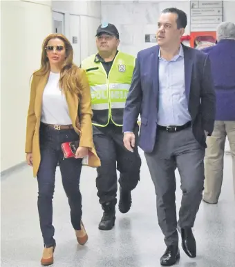  ?? ?? Rodolfo Friedmann (senador por la ANR) y su esposa, Marly Figueredo, llegan al Palacio de Justicia.