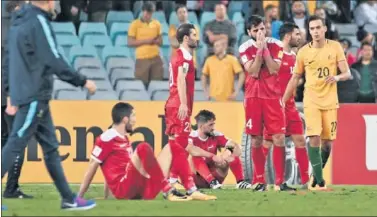  ??  ?? DECEPCIÓN. Los jugadores sirios lamentan la derrota en la prórroga contra Australia.