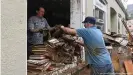  ??  ?? Neighbors have been helping victims clear their homes of debris, like here in Bad Neuenahr-Ahrweiler