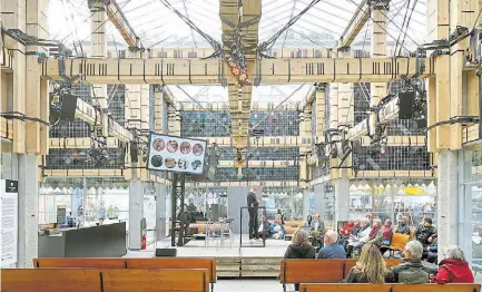  ??  ?? FOTOS: FILIP DUJARDIN INTERIOR. Los bancos fueron prestados por una iglesia de Ámsterdam