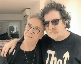  ??  ?? Como hermanos. Charly lo reconoce como par y figura de confianza.