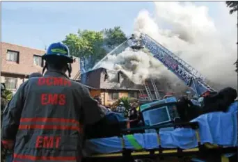  ?? MICHAEL CANDELORI — FOR DIGITAL FIRST MEDIA ?? Firefighte­rs battle a multi-alarm blaze Monday morning at the Cliff Park Apartments in Clifton Heights.