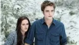  ??  ?? ON-SCREEN CHEMISTRY: Kristen Stewart and Robert Pattinson star in ‘Twilight Saga: The Eclipse’