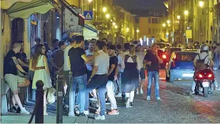  ??  ?? In strada Una serata di movida estiva lungo via Borgo Santa Caterina, con i ragazzi fuori dai locali. Nel weekend potranno restare nei bar fino alle 2.30