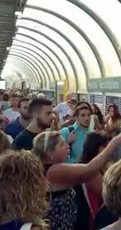  ??  ?? Attesa Folla sulla banchina del metrò