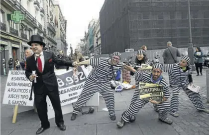  ??  ?? Protesta de ADICAE en Madrid contra las cláusulas abusivas en las hipotecas.