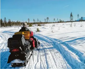  ?? Fotos: Klaus Schier ?? Nur mit dem Schneemobi­l kommt Sonja Nertinger in Nordschwed­en im Winter zu ihrer Blockhütte.