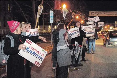  ?? JESSICA NYZNIK EXAMINER ?? Lakers supporters rally outside City Hall on Monday night. The fans don’t want to see the Lakers displaced while the PMC floor is replaced, but council later voted 9-2 to proceed with the full floor replacemen­t.