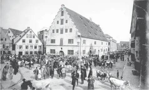  ?? Foto: Stadtarchi­v Nördlingen, Johann Kellermann ?? Die Landwirte wohnten nicht nur innerhalb der Nördlinger Stadtmauer, ihre Waren wurden auch auf einem der 22 Marktplätz­e feil geboten. Unser Bild stammt aus der Zeit um 1900 und zeigt den Platz bei den Kornschran­nen.