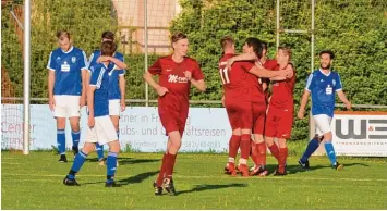  ?? Foto: Peter Kleist ?? Jubel auf der einen, hängende Köpfe auf der anderen Seite. Die Akteure des SV Ottmaring II freuen sich hier über einen der drei Treffer beim wichtigen 3:0 Heimsieg gegen die Sportfreun­de Friedberg.