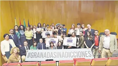  ?? DIPGRA ?? La Diputación de Granada, junto a los premiados, celebra la gala del III Festival Joven de Cortos Granada Sin Adicciones.