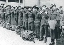  ?? CARLOS PÉREZ DE ROZAS ?? Soldats canadencs esperen el moment de deixar el captiveri