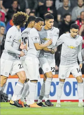  ?? FOTO: GETTY ?? Smalling se abraza a sus compañeros en el 0-1