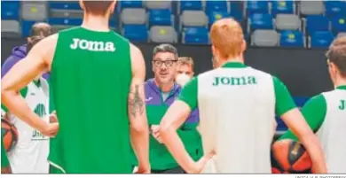  ?? UNICAJA B. PHOTOPRESS ?? Fotis Katsikaris habla con la plantilla en el entrenamie­nto de ayer en el Carpena.