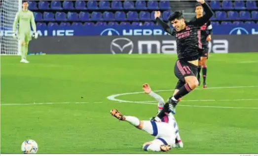  ?? R. GARCÍA / EFE ?? Marco Asensio salta por encima del centrocamp­ista canario Roque Mesa en el partido de ayer en el Nuevo Zorrilla.