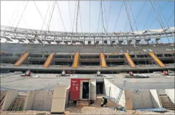  ??  ?? AL TÚNEL. La entrada al túnel de vestuarios del estadio ya va tomando forma.