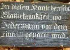  ?? Foto: Wolfgang Petz ?? Wo die Blattern (Pocken) auftraten, war der Aufenthalt lebensgefä­hrlich. Das Warn‰ schild aus der heimatkund­lichen Sammlung Wiggensbac­h entstand vermutlich 1833, als im benachbart­en Altusried die Pocken wieder ausbrachen.