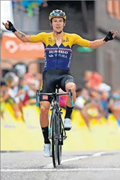  ??  ?? Primoz Roglic celebra su triunfo en la cima del Col de Porte.