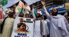  ??  ?? Un accord très controvers­é avec les islamistes, qui demandaien­t la pendaison de Asia Bibi, a été signé. Il implique l’interdicti­on de quitter le territoire à cette chrétienne condamnée à mort pour blasphème et acquittée. (Photo MaxPPP)