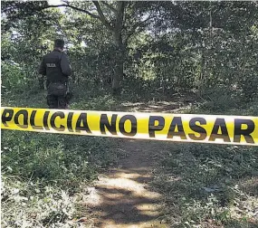  ??  ?? Lo buscaban. El nombre del trabajador asesinado estaba, supuestame­nte, en una lista que portaban los atacantes que privaron de libertad al grupo de trabajador­es.