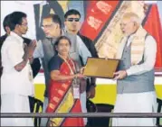  ?? RAJ K RAJ/HT PHOTO ?? ▪ PM Narendra Modi presents an award to a farmer at the Krishi Unnati Mela 2018 in New Delhi on Saturday.
