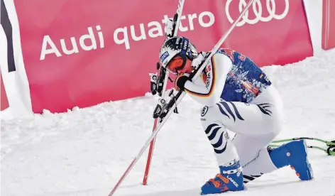  ?? FOTO: IMAGO ?? Im Augenblick des Triumphs: Thomas Dreßen kniet nach seinem Sensations­sieg auf der Streif in Kitzbühel im Schnee.