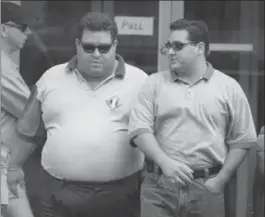  ?? RON POZZER, THE HAMILTON SPECTATOR FILE PHOTO ?? Angelo Musitano, right, and Pat Musitano leave provincial court in downtown Hamilton in 1998. A service was held for Angelo at the Friscolant­i Funeral Home Friday after he was shot Tuesday.